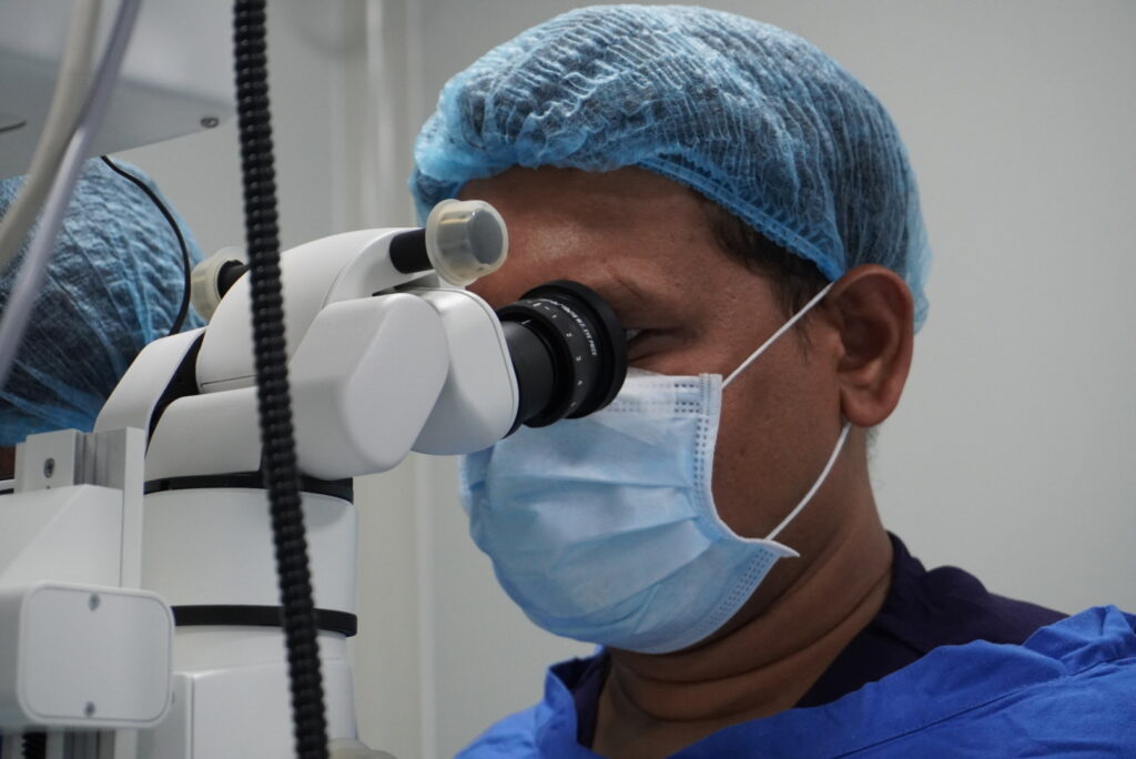 Dr. Shanthi Niketh, Hyderabad cataract and refractive surgeon, performing eye surgery